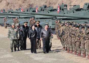 김정은 “전쟁준비 완성”…신형 탱크에 13세 딸 주애 태웠다