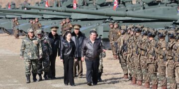 김정은 “전쟁준비 완성”…신형 탱크에 13세 딸 주애 태웠다
