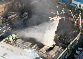 창문에서 떨어지고 “동료 연락 안돼” 눈물…“폭발 우려에 내부 수색 어려워”