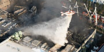 창문에서 떨어지고 “동료 연락 안돼” 눈물…“폭발 우려에 내부 수색 어려워”