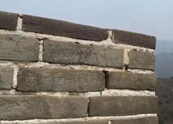 만리장성에 이름 새긴 자매…경찰 유치장 직행