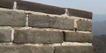 만리장성에 이름 새긴 자매…경찰 유치장 직행