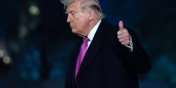 트럼프, “이란과 조기 합의할 듯…호르무즈 20척 통과 허용”