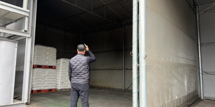 비닐공장 대표 “돈 줘도 못 만들어”… 빵 봉지값 20% 뛰었다