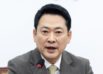 “집 6채 언제 처분?” 장동혁 따라다니더니…‘스토킹’ 고발당했다