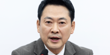 “집 6채 언제 처분?” 장동혁 따라다니더니…‘스토킹’ 고발당했다