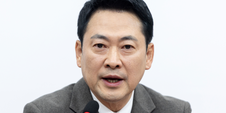 “집 6채 언제 처분?” 장동혁 따라다니더니…‘스토킹’ 고발당했다