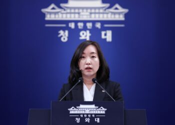 靑 “혼잡 시간대 피해 대중교통 이용하면 인센티브… 노인 무임승차 제한 고려 안해”(종합)