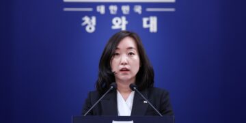 靑 “혼잡 시간대 피해 대중교통 이용하면 인센티브… 노인 무임승차 제한 고려 안해”(종합)