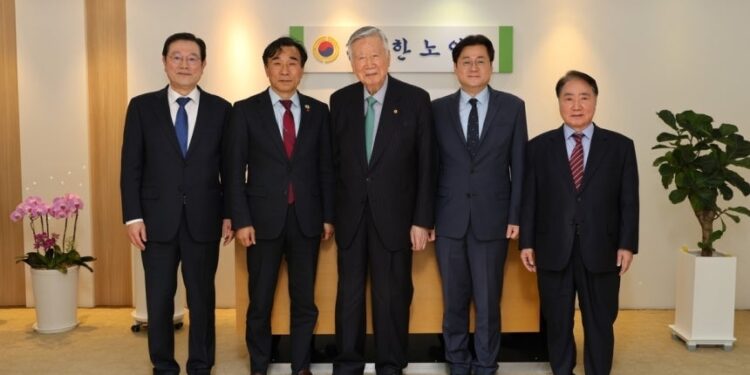 “출퇴근 시간 무임승차 제한” 논의에 노인회 ‘발끈’…“생계형 이동” 주장