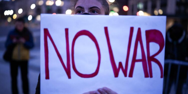 트럼프 휴전 합의 배경은? 중간선거 앞두고 유가 상승, 반전 여론 의식한 듯