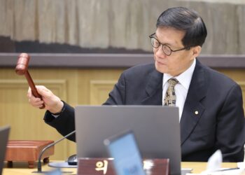 한은, 기준금리 2.5% 만장일치 동결… 전쟁發 ‘물가·환율·성장’ 딜레마(종합)