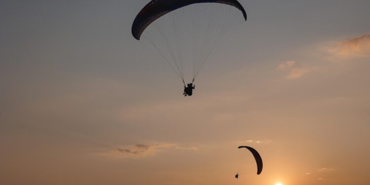 [속보] 패러글라이딩하던 50대 실종 “17시간 넘게 연락 두절”