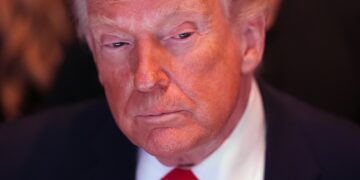 트럼프 “호르무즈 봉쇄 시작”…모든 선박 차단 지시