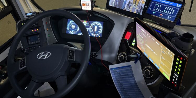 차선 변경·정차도 부드러워… “일반 버스처럼 편해, 계속 탈 듯”